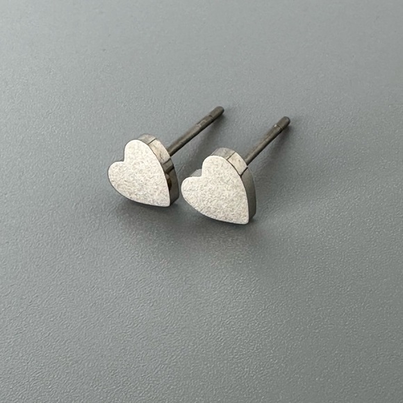 Titanium Heart Stud Earrings - Picture 7 of 10